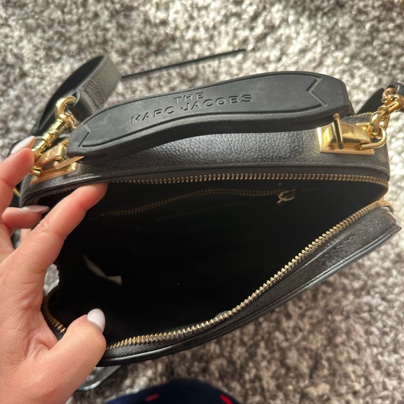 Marc Jacobs box bag. They don’t sell this specific bag anymore. Very chic - Picture 2 of 3